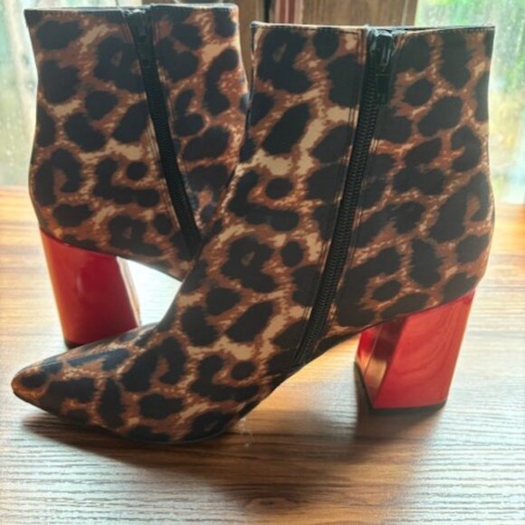 Betsey Johnson Black Red Kassie Leopard Ankle Boots 8.5M Chunky Heel Point Toe - Picture 2 of 10